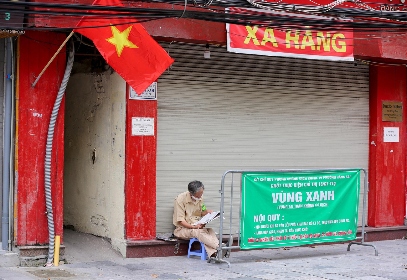 Phút nghỉ ngơi hiếm hoi của lực lượng làm nhiệm vụ phòng, chống COVID-19 cộng đồng tại các tổ dân cư, khu phố trên địa bàn Thủ đô.