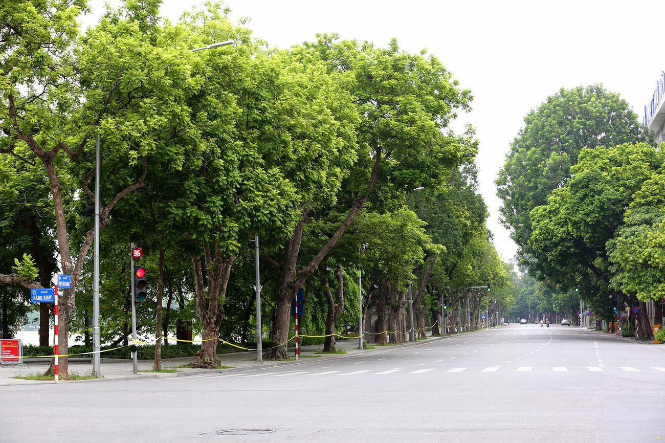 Phố Hàng Khay - Đinh Tiên Hoàng (quận Hoàn Kiếm) thanh bình vào giờ cao điểm.