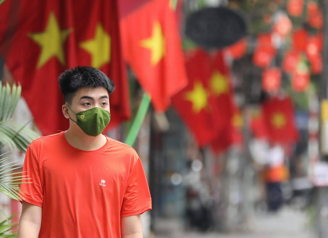 Phố Hàng Bông rợp màu cờ đỏ mừng Quốc khánh 2/9.