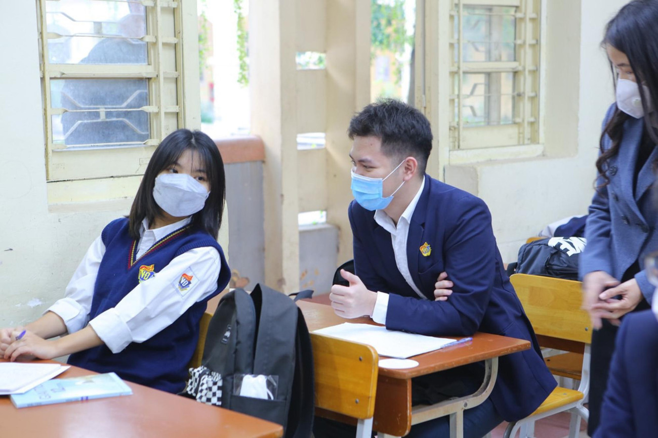 Sau lễ chào cờ, lớp 12A5 bước vào tiết sinh hoạt đầu tuần, giáo viên và học sinh sẽ ôn bài cũ và soạn nội dung cho các môn học mới trong ngày hôm nay.