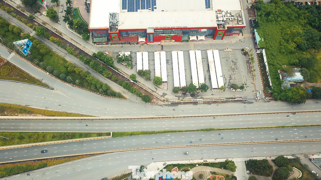 Lượng phương tiện di chuyển trên phố Trần Duy Hưng giảm mạnh so với những ngày trước đây.