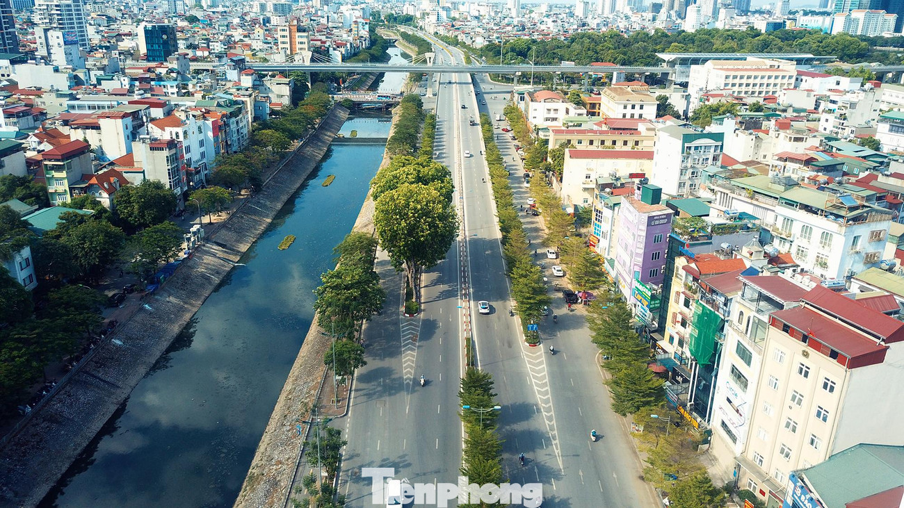 Đường Láng vào thời điểm hơn 11h trưa khá vắng vẻ, ít phương tiện di chuyển qua lại.