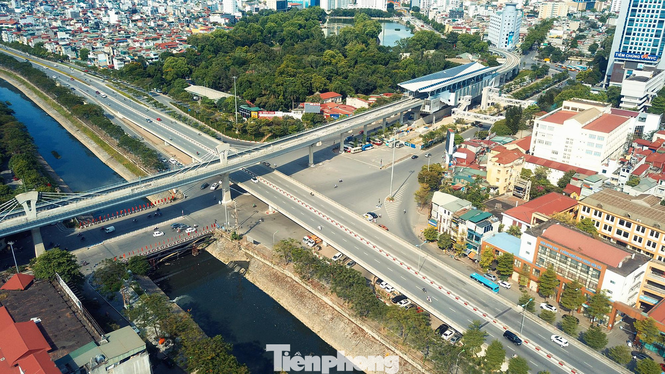 Ngã tư Cầu Giấy, một trong những điểm ùn tắc thường xuyên tại Hà Nội vào giờ cao điểm, những ngày này thông thoáng, lạ lẫm với nhiều người.