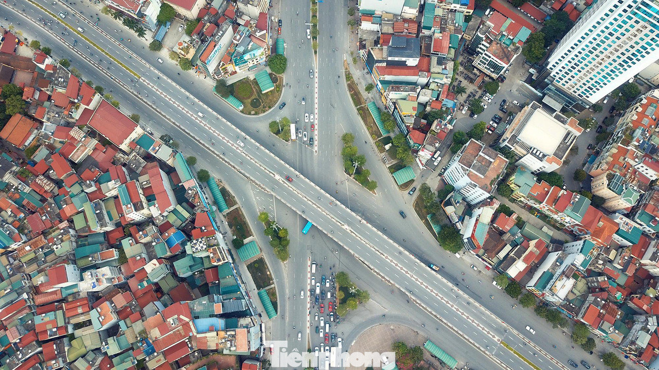 Đường phố Hà Nội vắng người trong những ngày nắng nóng gay gắt.