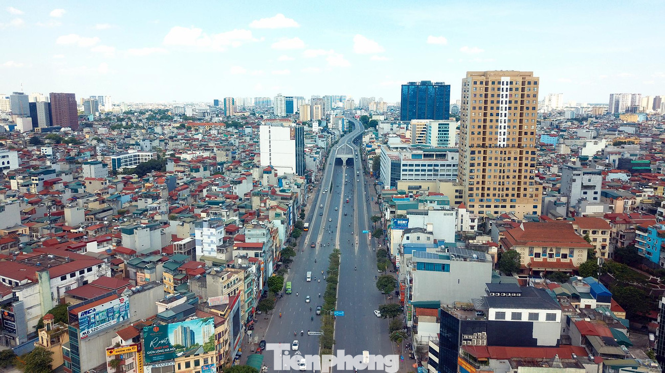 Dịch COVID-19 cũng là nguyên nhân khiến người Hà Nội ít ra đường hơn. Tuyến đường Vành đai 2 trên cao rất ít phương tiện di chuyển.