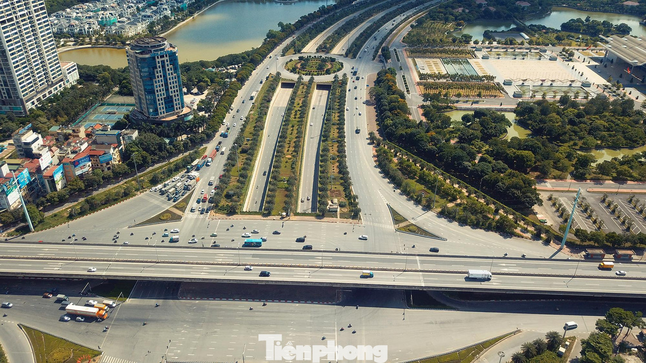 Ghi nhận của phóng viên Tiền Phong tại nút giao đại lộ Thăng Long với vành đai 3, lưu lượng phương tiện di chuyển trên tuyến đường này giảm đi rất nhiều so với những ngày trước đây.