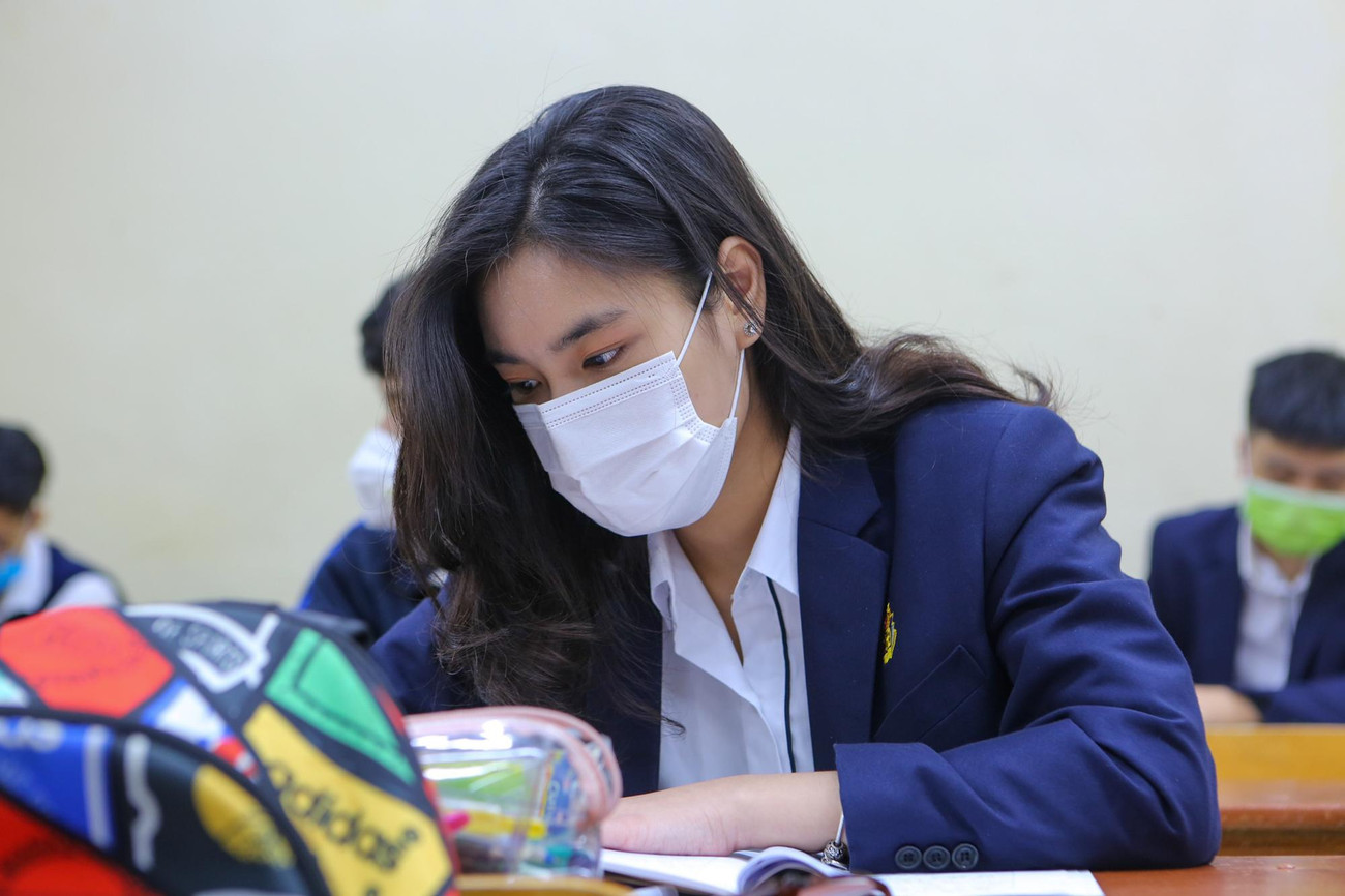 Ngọc Ánh - học sinh lớp 12A5 cảm thấy vừa có chút bỡ ngỡ khi quay lại trường sau gần 7 tháng học online, vừa cảm thấy lo lắng cho kỳ thi cuối cấp tới trong bối cảnh dịch bệnh vẫn còn diễn biến phức tạp.