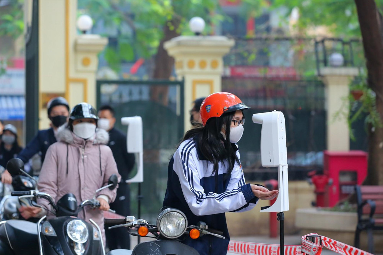 Sáng 6/12, trường THPT Việt Đức (Quận Hoàn Kiếm) đã bố trí các máy đo thân nhiệt, nước diệt khuẩn ngay phía trong cổng trường.