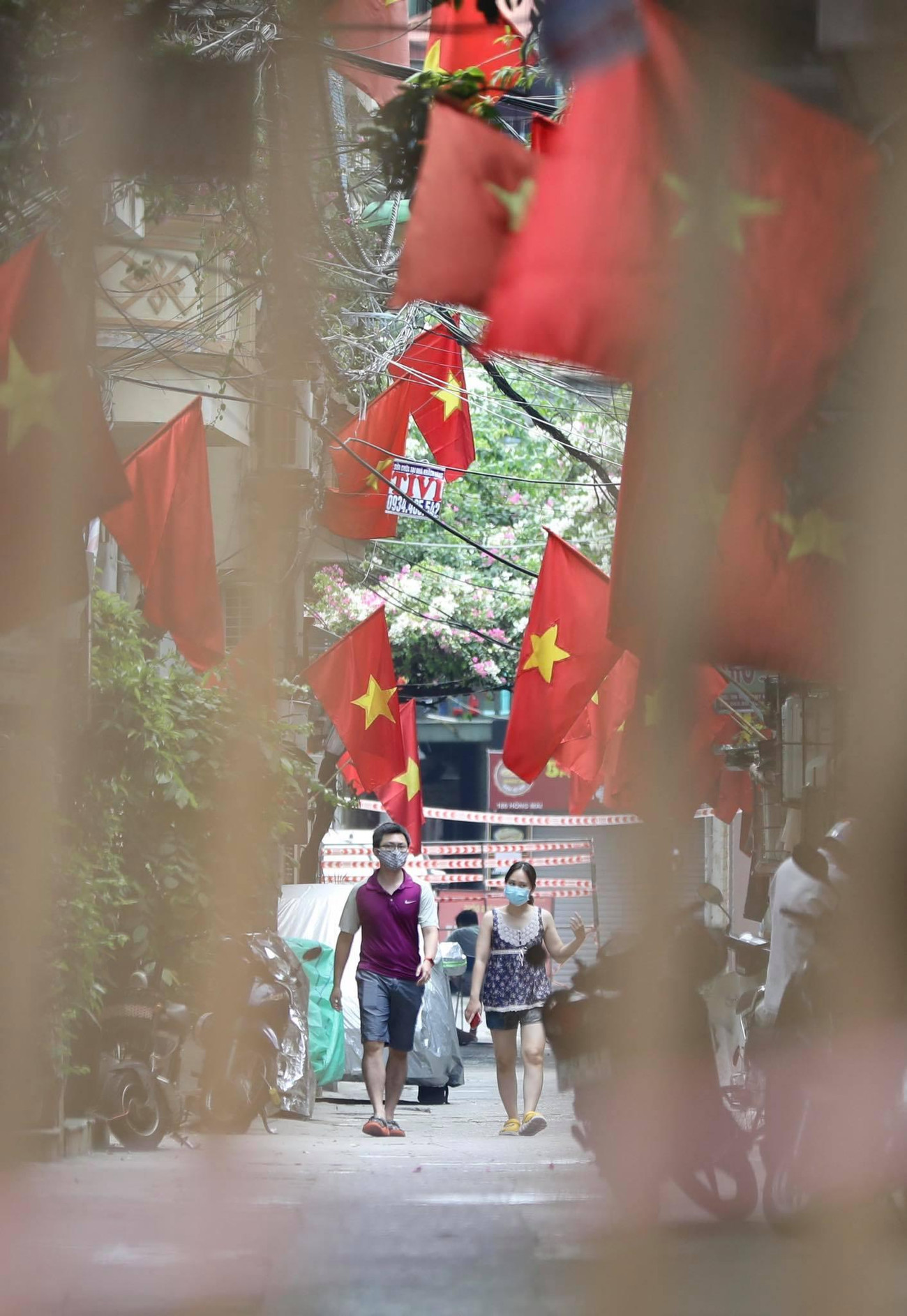 Với người dân Việt Nam, Quốc khánh là ngày lễ linh thiêng, là Tết Độc lập, là ngày hội của đồng bào các dân tộc Việt Nam. Không ngạc nhiên khi phố phường Hà Nội ngày này vẫn rợp bóng cờ đỏ sao vàng giữa đại dịch COVID-19.