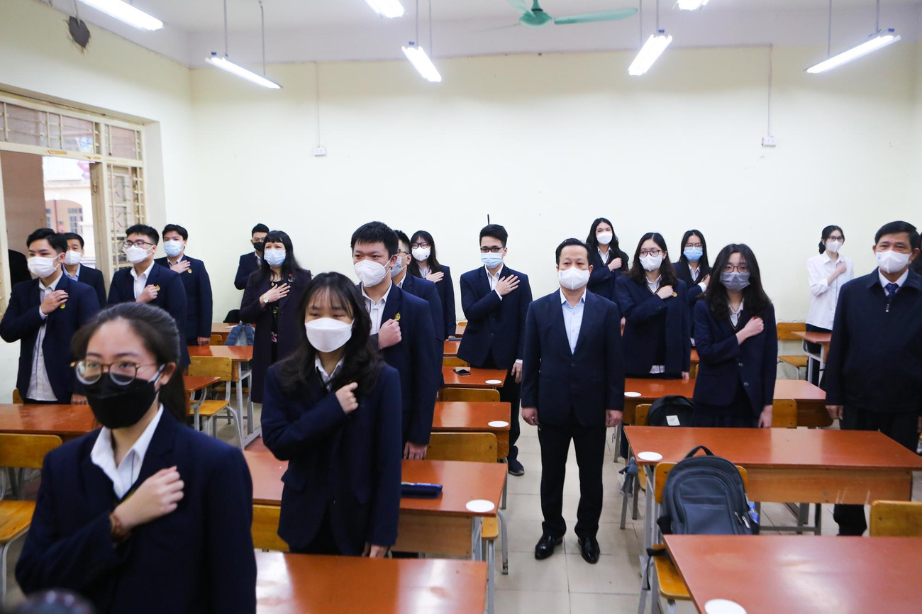 Lãnh đạo Sở GD-ĐT Hà Nội cùng giáo viên và học sinh trường THPT Việt Đức thực hiện buổi lễ chào cờ đầu tuần ngay tại lớp học.