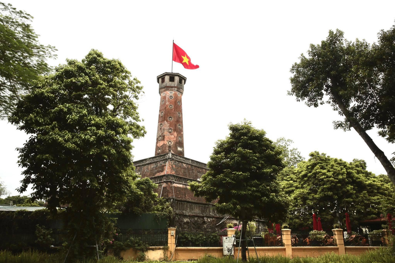 Quốc kỳ tung bay trên Cột cờ Hà Nội trong sáng ngày Quốc khánh 2/9.