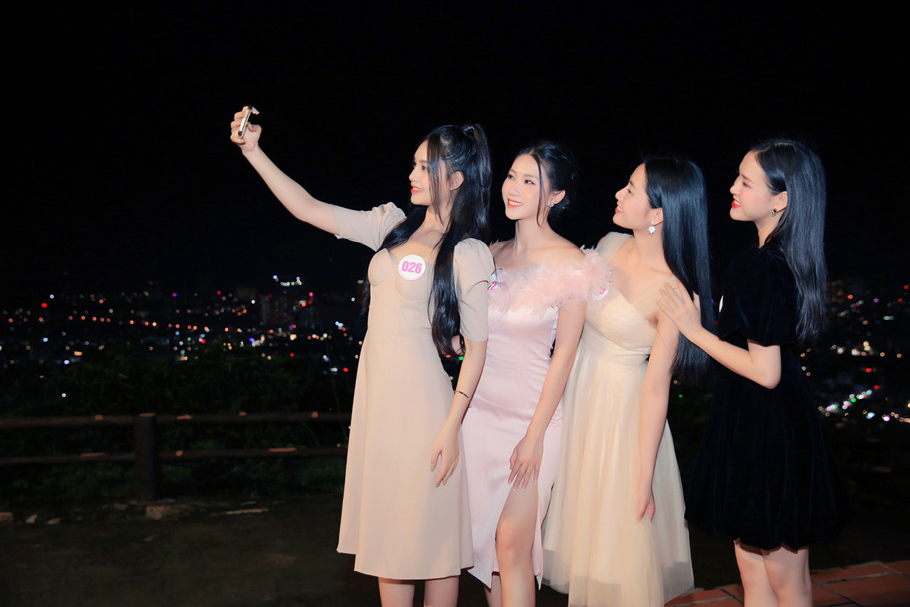 Người đẹp HHVN 2020 khoe sắc giữa vẻ đẹp lung linh về đêm của khu du lịch Hồ Mây ảnh 6