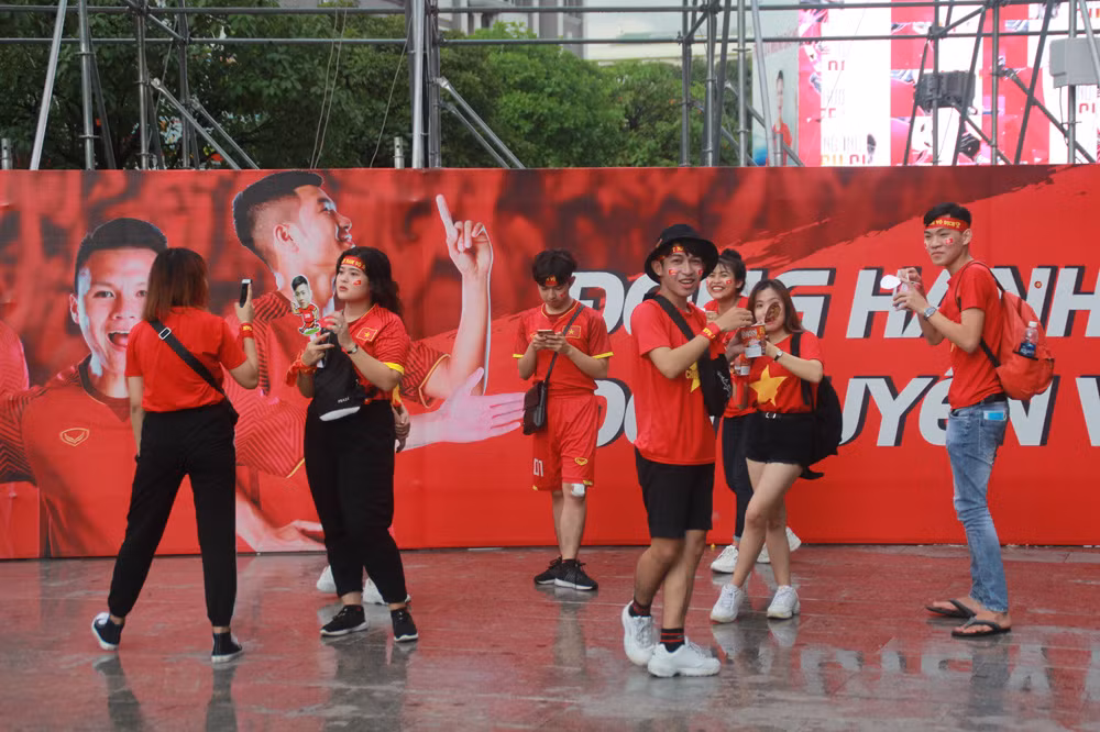 Người hâm mộ đổ về phố đi bộ Nguyễn Huệ chờ trận chung kết AFF Cup ảnh 1