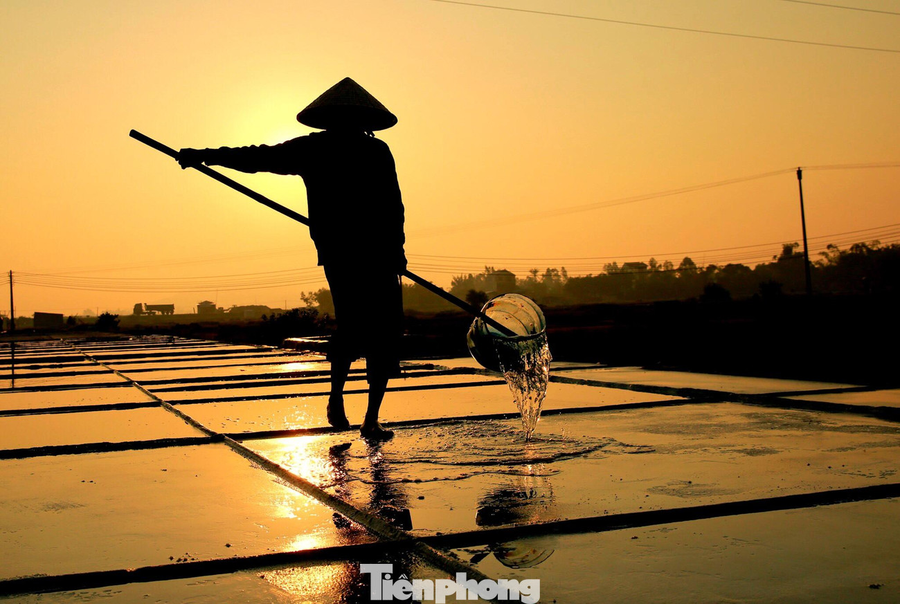 Từ khoảng 6 -10 giờ sáng, khi nắng chưa gay gắt, người dân chủ yếu chỉ làm đất, tưới nước cho ruộng muối. Việc thu hoạch thường diễn ra vào buổi chiều, từ 12 giờ trưa trở đi, lúc mặt trời lên chính ngọ.