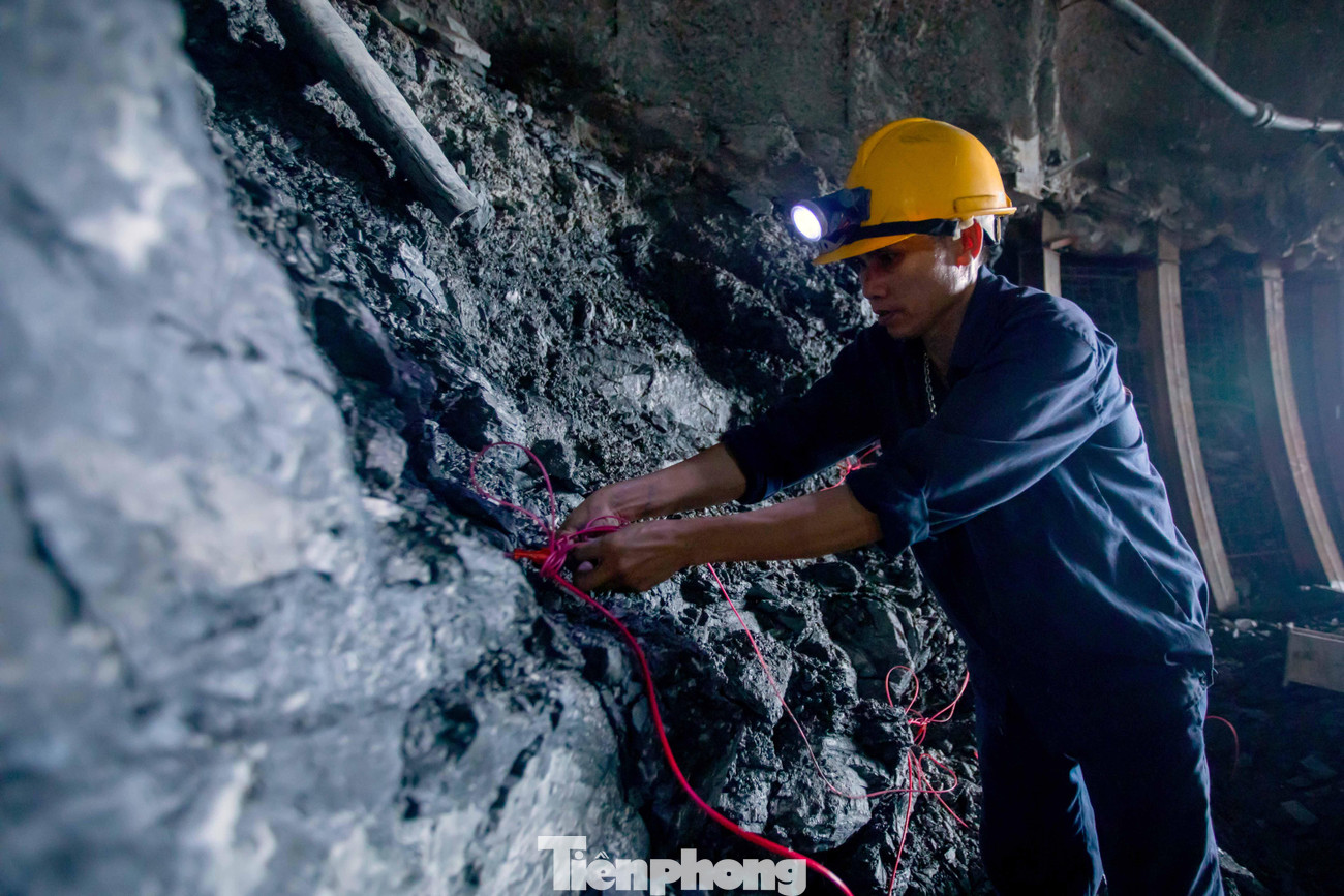 Ghi nhận ngày 30/4, dù đang trong thời gian nghỉ lễ, nhưng trên công trường sôi động tiếng máy móc, thiết bị cùng hàng trăm công nhân không quản ngày đêm thi công, đảm bảo tiến độ được giao. Ghi nhận ngày 30/4, dù đang trong thời gian nghỉ lễ, nhưng trên công trường sôi động tiếng máy móc, thiết bị cùng hàng trăm công nhân không quản ngày đêm thi công, đảm bảo tiến độ được giao.