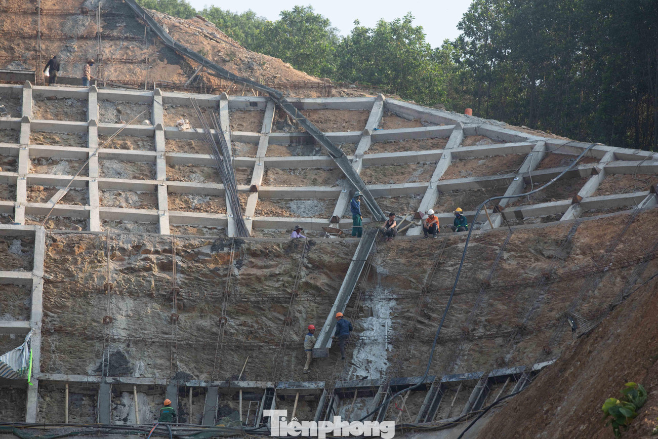 Hầm được thiết kế gồm 2 ống hầm, mỗi ống 03 làn xe, tốc độ thiết kế 80 km/giờ (giai đoạn hoàn thiện 100 km/giờ), khổ hầm 12,5m. Hầm được thiết kế gồm 2 ống hầm, mỗi ống 03 làn xe, tốc độ thiết kế 80 km/giờ (giai đoạn hoàn thiện 100 km/giờ), khổ hầm 12,5m.