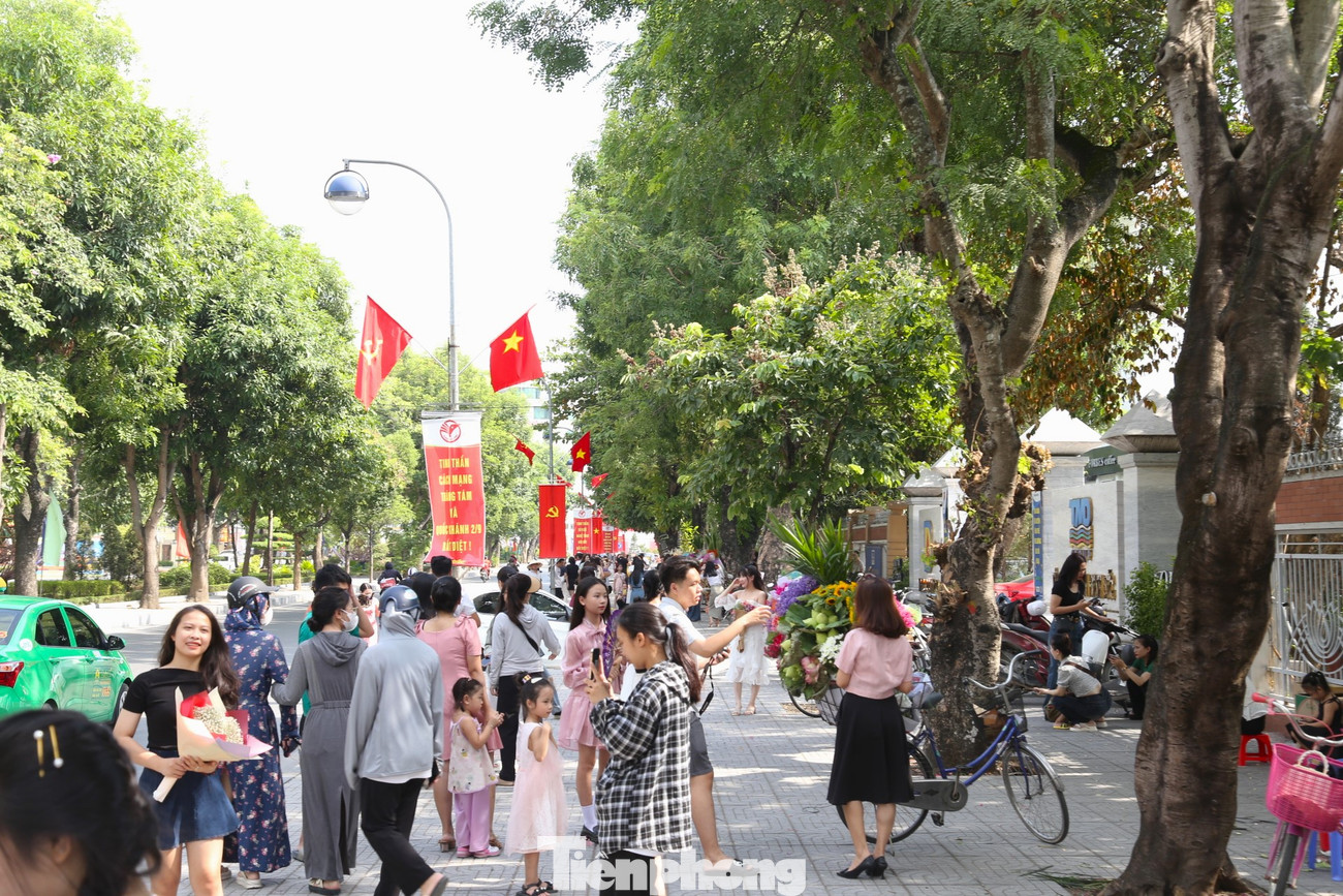 Khoảng vài năm trở lại đây, tuyến đường tuyến đường Lê Mao, TP Vinh, Nghệ An xuất hiện những người bán hoa dạo bằng xe đạp. Nhiều người đi đường nhìn thấy vẻ đẹp của các giỏ hoa đều dừng lại để check-in, lưu giữ những tấm hình đẹp giữa tiết trời mùa thu.