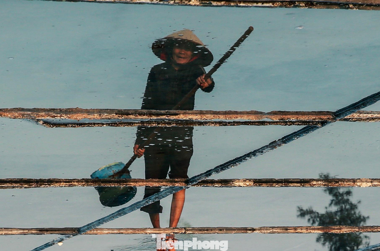 Hơn 60 năm làm nghề, bà Phan Thị Chinh (77 tuổi) đã quá quen thuộc với nơi này. Dù con cái đều đã tìm kiếm những công việc khác nhưng bà vẫn một mình gắn bó với nghề. Với bà Chinh, hương vị mặn mòi của biển hay cái nắng chang chang của trời đã “ngấm” tự bao giờ.