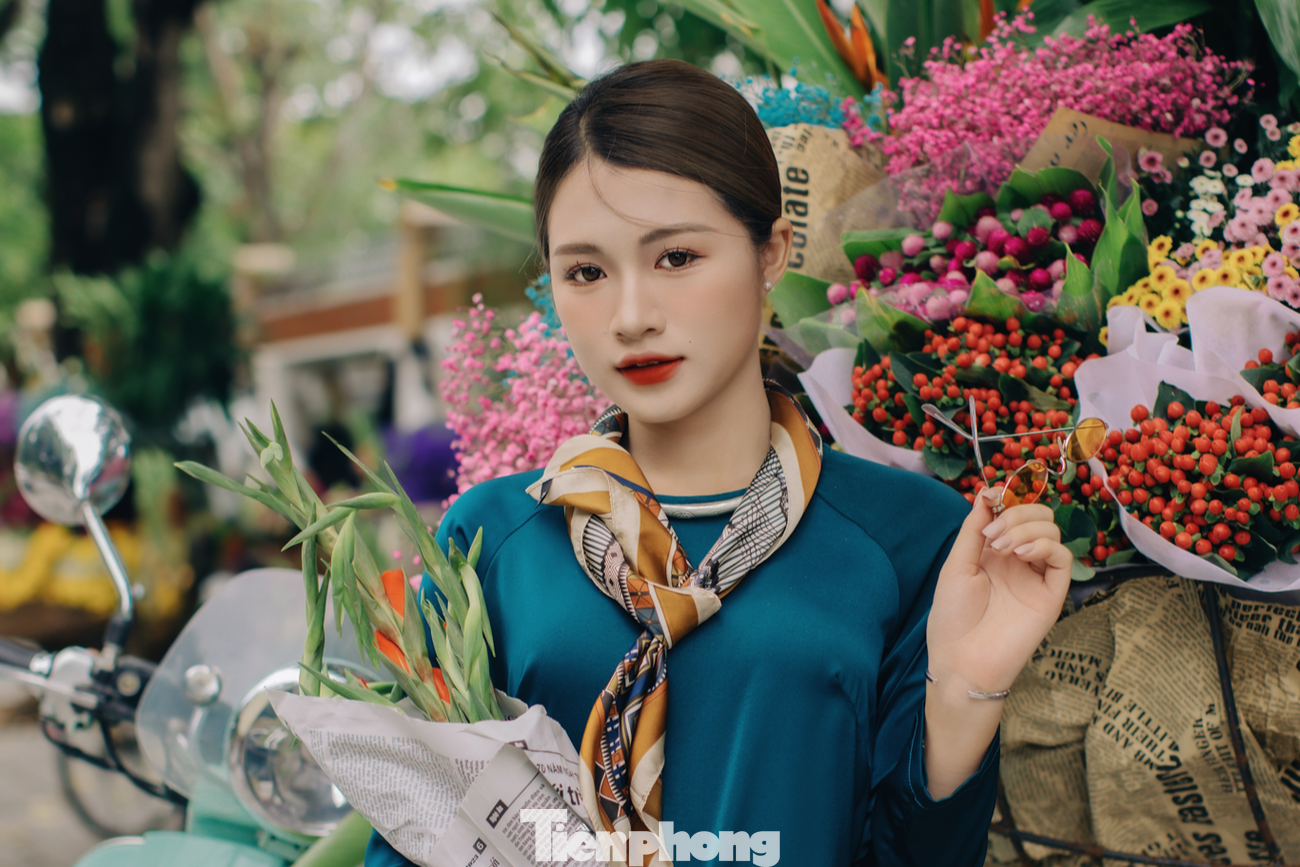 Không ít thiếu nữ xúng xính những bộ váy áo điệu đà để chụp ảnh.