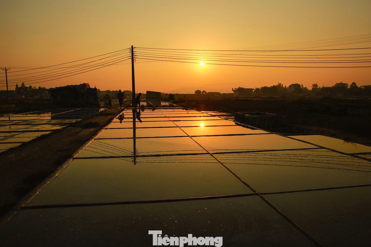 Những thửa ruộng muối vuông vắn, phản chiếu ánh nắng ban mai lấp lánh tạo nên một khung cảnh tuyệt đẹp.