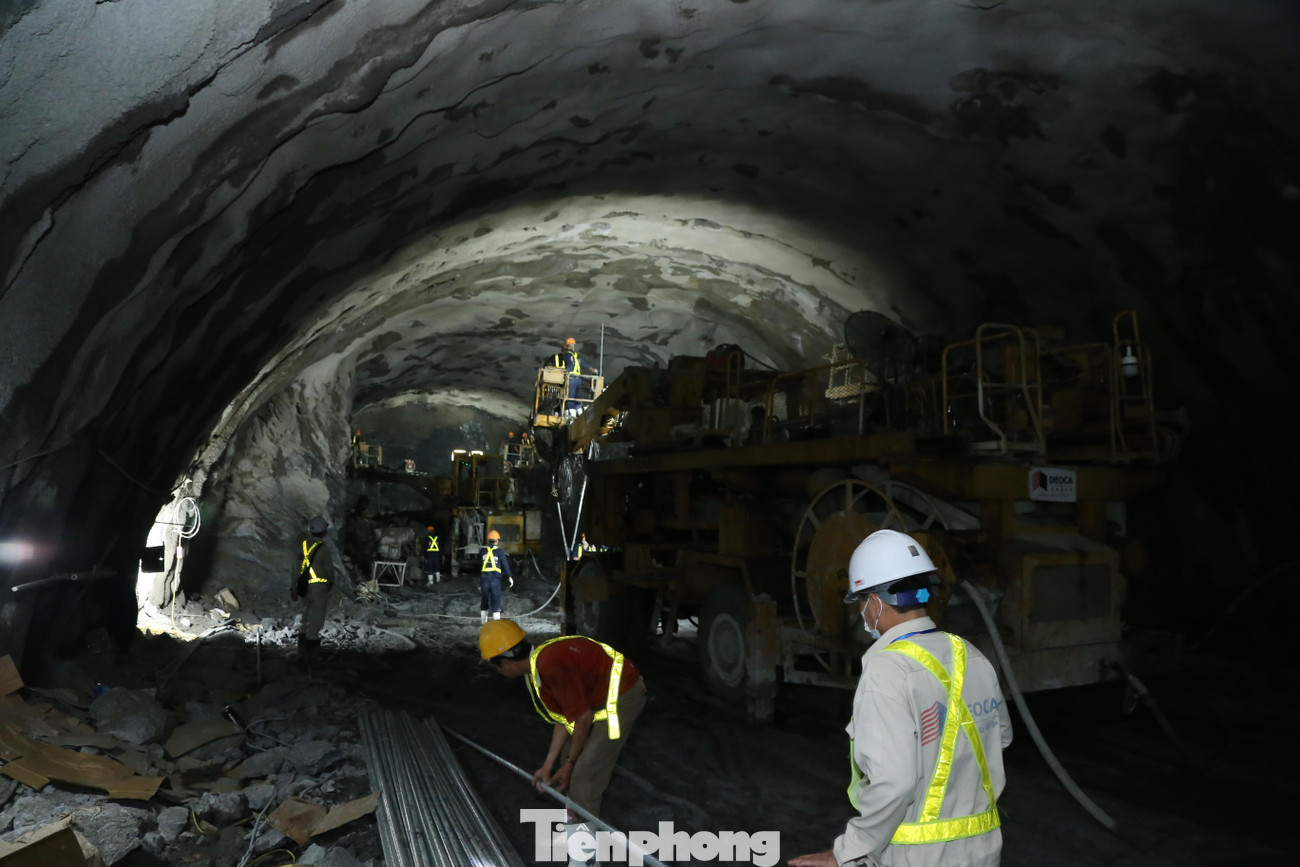 Được khởi công từ tháng 7/2021, sau hơn 8 tháng thi công liên tục, đến thời điểm hiện tại các hạng mục nổ đào hầm nhánh trái do Tập đoàn Đèo Cả đảm nhận cơ bản hoàn thiện. Được khởi công từ tháng 7/2021, sau hơn 8 tháng thi công liên tục, đến thời điểm hiện tại các hạng mục nổ đào hầm nhánh trái do Tập đoàn Đèo Cả đảm nhận cơ bản hoàn thiện.