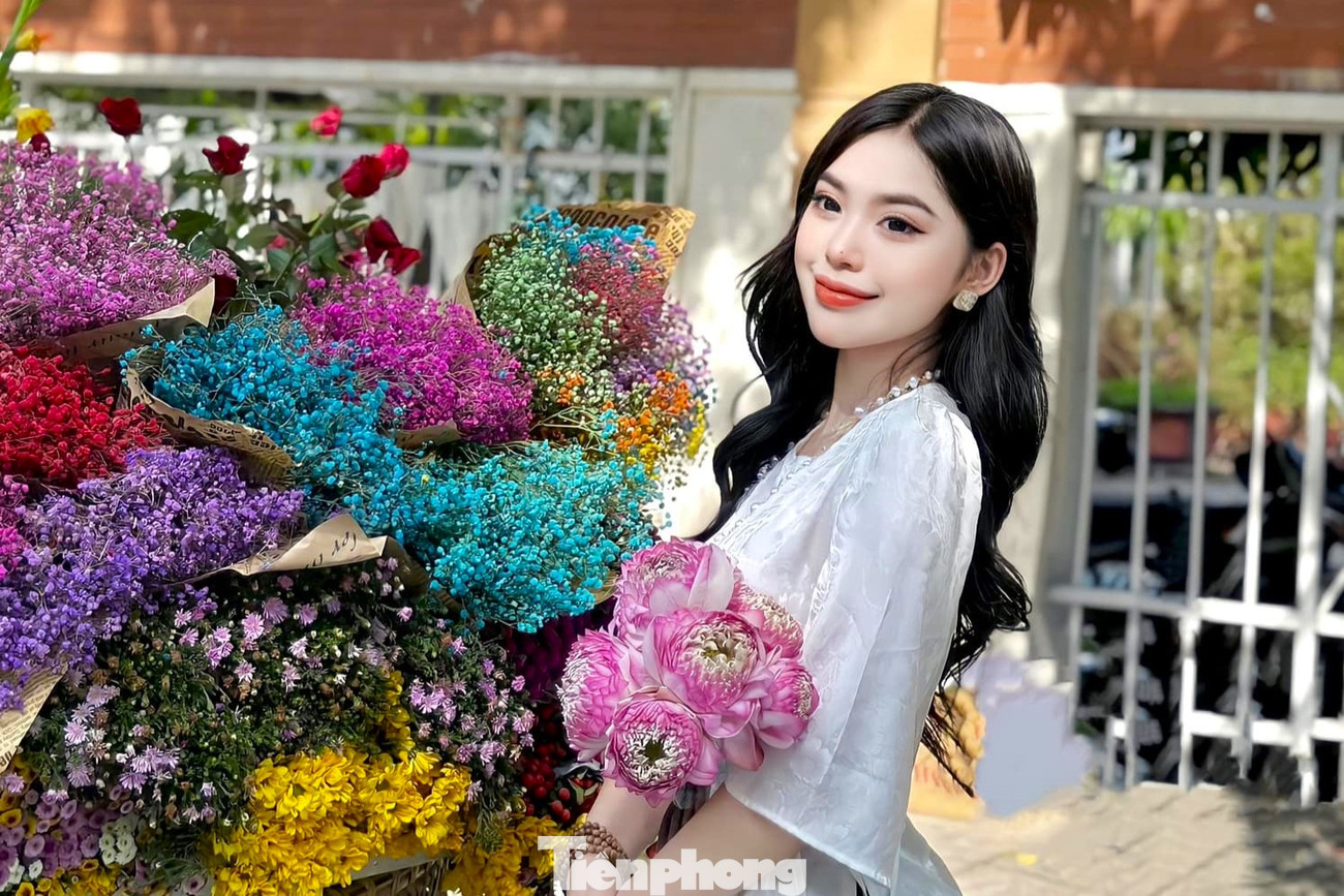 Nắm bắt nhu cầu của khách, nhiều người bán hoa dạo đã nhập nhiều loại hoa sặc sỡ để bán. Ngoài ra, họ còn trang trí gánh hoa của mình thật nổi bật để cho thuê chụp ảnh với giá 30.000 đồng/lượt.