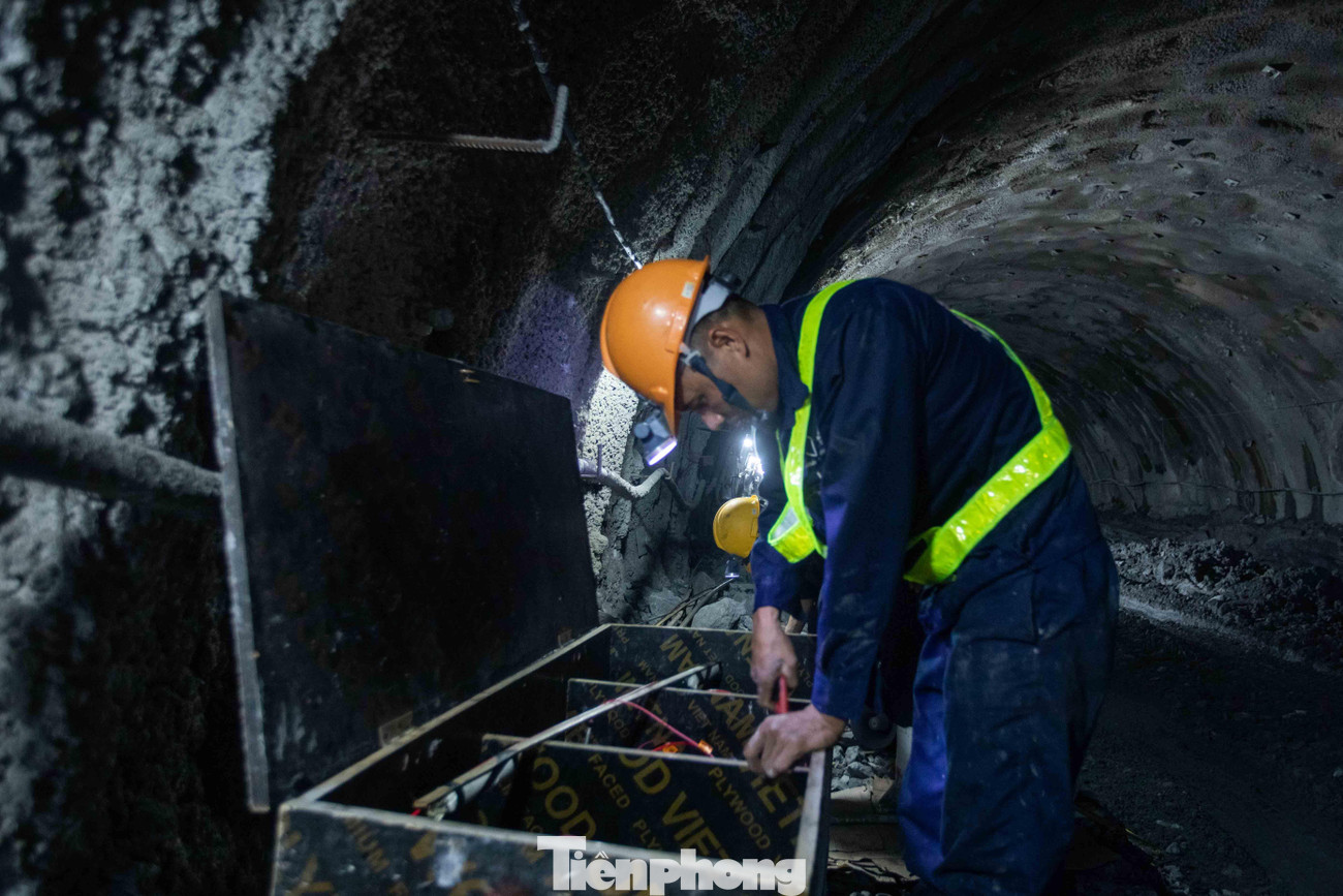 Ông Võ Sơn Hải - Chỉ huy trưởng thi công phía Bắc hầm Trường Vinh, Công ty Cổ phần Tập đoàn Đèo Cả cho hay: “Dịp lễ 30/4 - 1/5 năm nay, chúng tôi vẫn làm việc bình thường. Để triển khai được đầy đủ các phần việc trong thi công hầm, Ban điều hành dự án đã cho triển khai 3 ca làm việc một ngày với hơn 130 cán bộ, công nhân, cùng nhiều máy móc, thiết bị chuyên dụng, hiện đại. Dự kiến, toàn bộ 2 nhánh hầm sẽ hoàn thành vào ngày 15/5 này”. Ông Võ Sơn Hải - Chỉ huy trưởng thi công phía Bắc hầm Trường Vinh, Công ty Cổ phần Tập đoàn Đèo Cả cho hay: “Dịp lễ 30/4 - 1/5 năm nay, chúng tôi vẫn làm việc bình thường. Để triển khai được đầy đủ các phần việc trong thi công hầm, Ban điều hành dự án đã cho triển khai 3 ca làm việc một ngày với hơn 130 cán bộ, công nhân, cùng nhiều máy móc, thiết bị chuyên dụng, hiện đại. Dự kiến, toàn bộ 2 nhánh hầm sẽ hoàn thành vào ngày 15/5 này”.