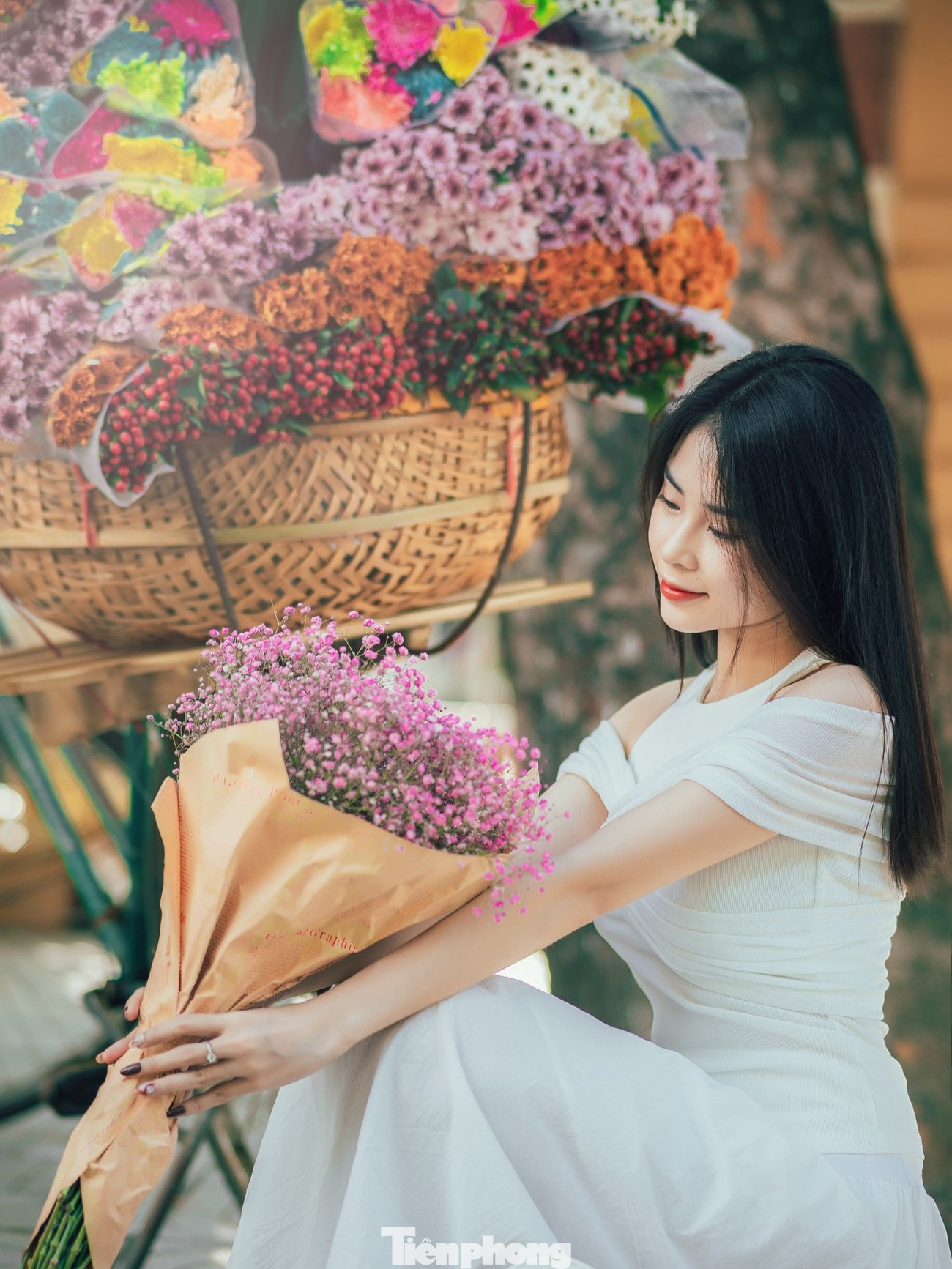 Gánh hoa nhỏ xinh điểm tô cho một góc phố Vinh thêm đẹp, sinh động.