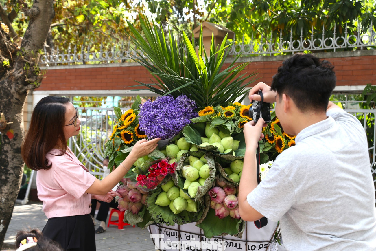 Thỏa sức tạo dáng bên những gánh hoa.