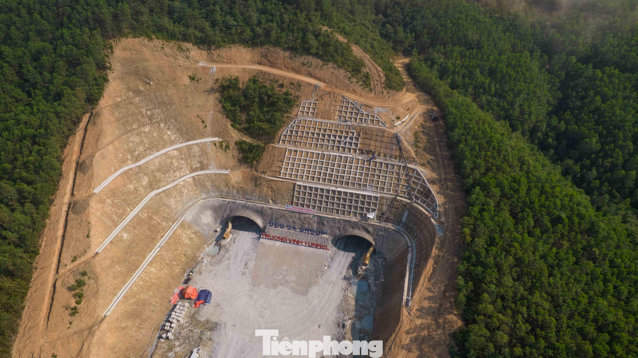 Hầm Trường Vinh thuộc gói thầu XL01, dự án xây dựng tuyến đường cao tốc Bắc - Nam phía Đông đoạn Nghi Sơn - Diễn Châu với tổng mức đầu tư hơn 4.700 tỷ đồng. Hầm đi qua núi Mồng Gà nối từ địa phận xã Trường Lâm, huyện Tĩnh Gia, Thanh Hóa đến xã Quỳnh Vinh, TX Hoàng Mai, Nghệ An. Hầm Trường Vinh thuộc gói thầu XL01, dự án xây dựng tuyến đường cao tốc Bắc - Nam phía Đông đoạn Nghi Sơn - Diễn Châu với tổng mức đầu tư hơn 4.700 tỷ đồng. Hầm đi qua núi Mồng Gà nối từ địa phận xã Trường Lâm, huyện Tĩnh Gia, Thanh Hóa đến xã Quỳnh Vinh, TX Hoàng Mai, Nghệ An.