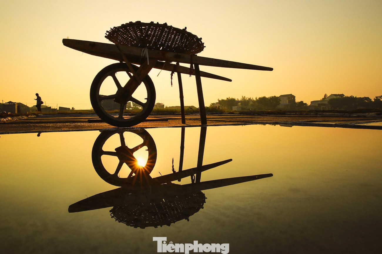 Ở mỗi thời điểm khác nhau trong ngày, cánh đồng muối lại đẹp ở những góc độ khác nhau, đầy trữ tình và lưu luyến. Bình minh trên cánh đồng muối mang vẻ đẹp mộc mạc, bình dị mà có sức hút đến nao lòng.