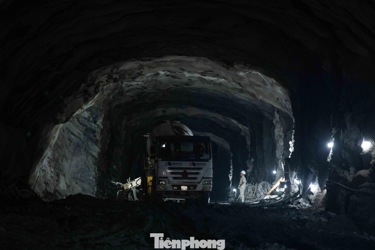 Hiện, Đèo Cả đã triển khai thi công 12 mũi, gồm 2 mũi thi công độc lập cho 2 ống hầm; 2 mũi thi công cầu; 8 mũi thi công phần đường, cống thoát nước… Hiện, Đèo Cả đã triển khai thi công 12 mũi, gồm 2 mũi thi công độc lập cho 2 ống hầm; 2 mũi thi công cầu; 8 mũi thi công phần đường, cống thoát nước…