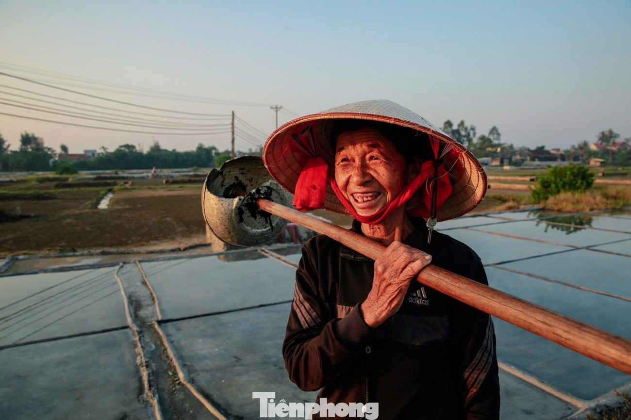 “Nghề này vất vả lắm cháu ạ! Nắng nóng, người ta ở trong bóng mát, còn mình phải ra phơi trời, hầu như chẳng có thời gian nghỉ ngơi. Vất vả, nhọc nhằn là vậy, nhưng thu nhập chẳng được là bao, chỉ đủ sống qua ngày”, bà Chinh tâm sự. Trong nỗi vất vả ấy, bà vẫn nở cười thật đẹp.