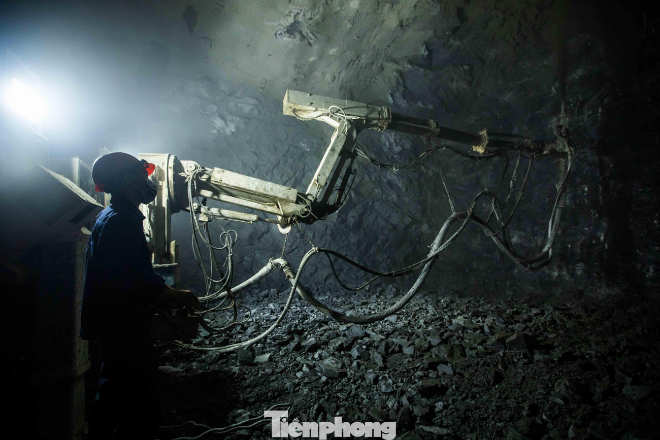 Những mét hầm cuối nhánh trái hầm Trường Vinh đã được đào thông. Với tổng chiều dài 450m, đánh dấu cột mốc quan trọng cho nỗ lực không ngừng nghỉ của các đơn vị thi công suốt thời gian qua. Những mét hầm cuối nhánh trái hầm Trường Vinh đã được đào thông. Với tổng chiều dài 450m, đánh dấu cột mốc quan trọng cho nỗ lực không ngừng nghỉ của các đơn vị thi công suốt thời gian qua.