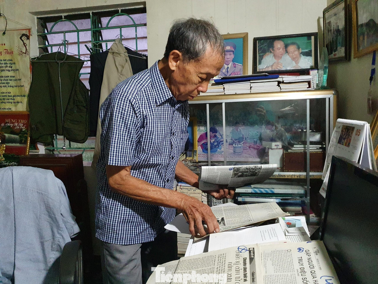 Ông Thiện lục tìm những kỷ vật một thời khói lửa