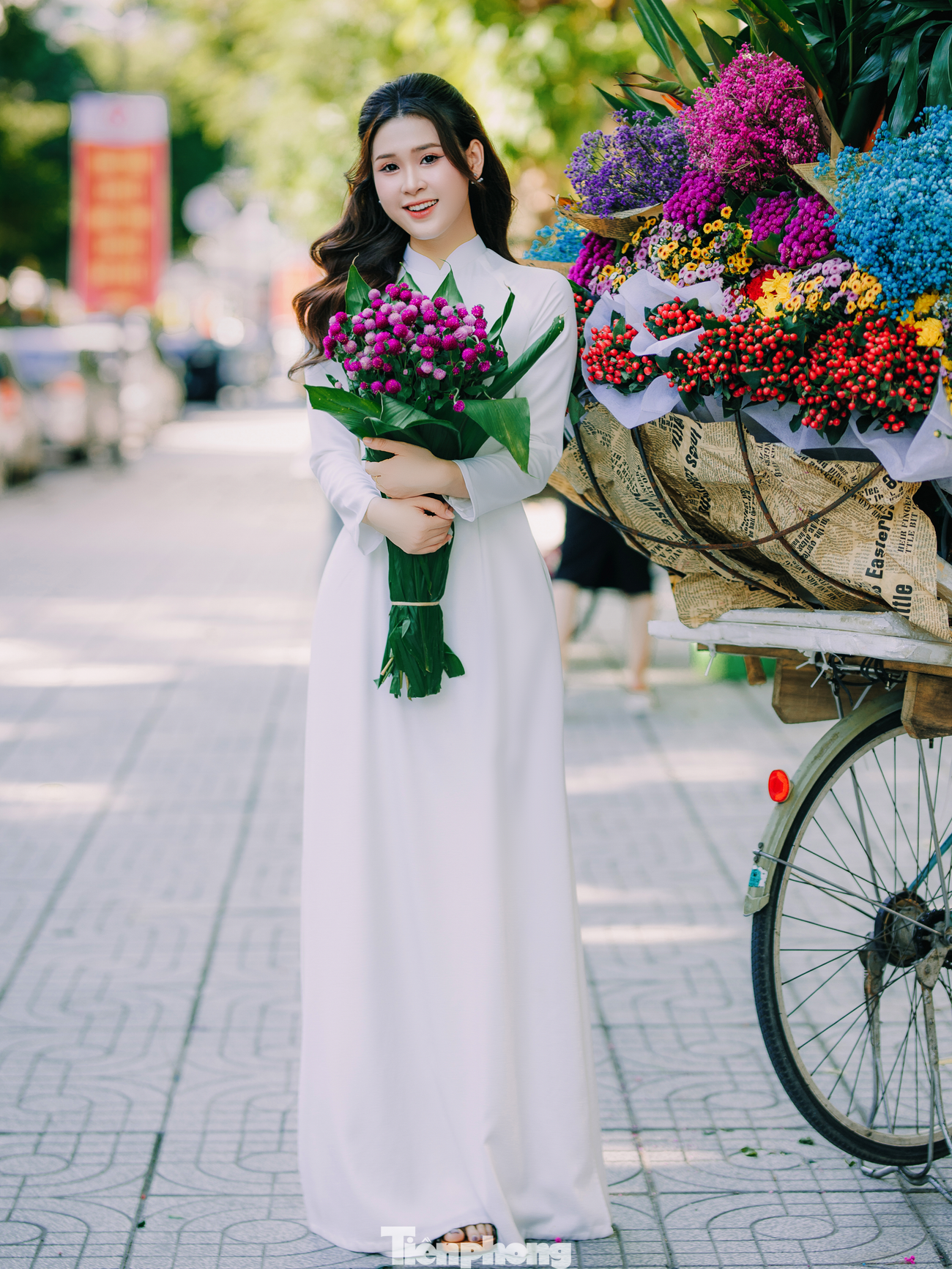 Thiếu nữ thả dáng trong chiếc áo dài trắng tinh khôi.