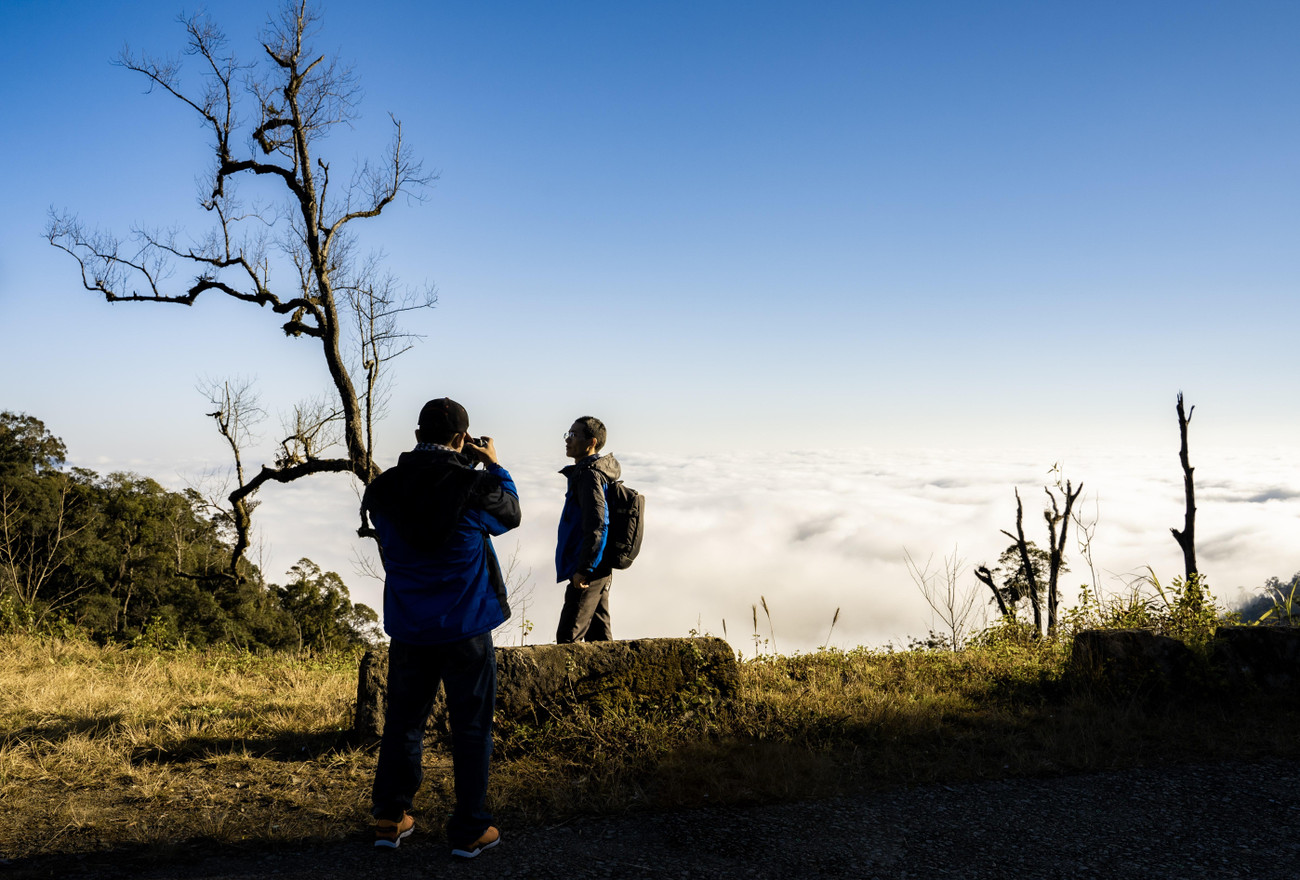 Nhiều bạn trẻ lưu giữ khoảnh khắc bên những đám mây bồng bềnh