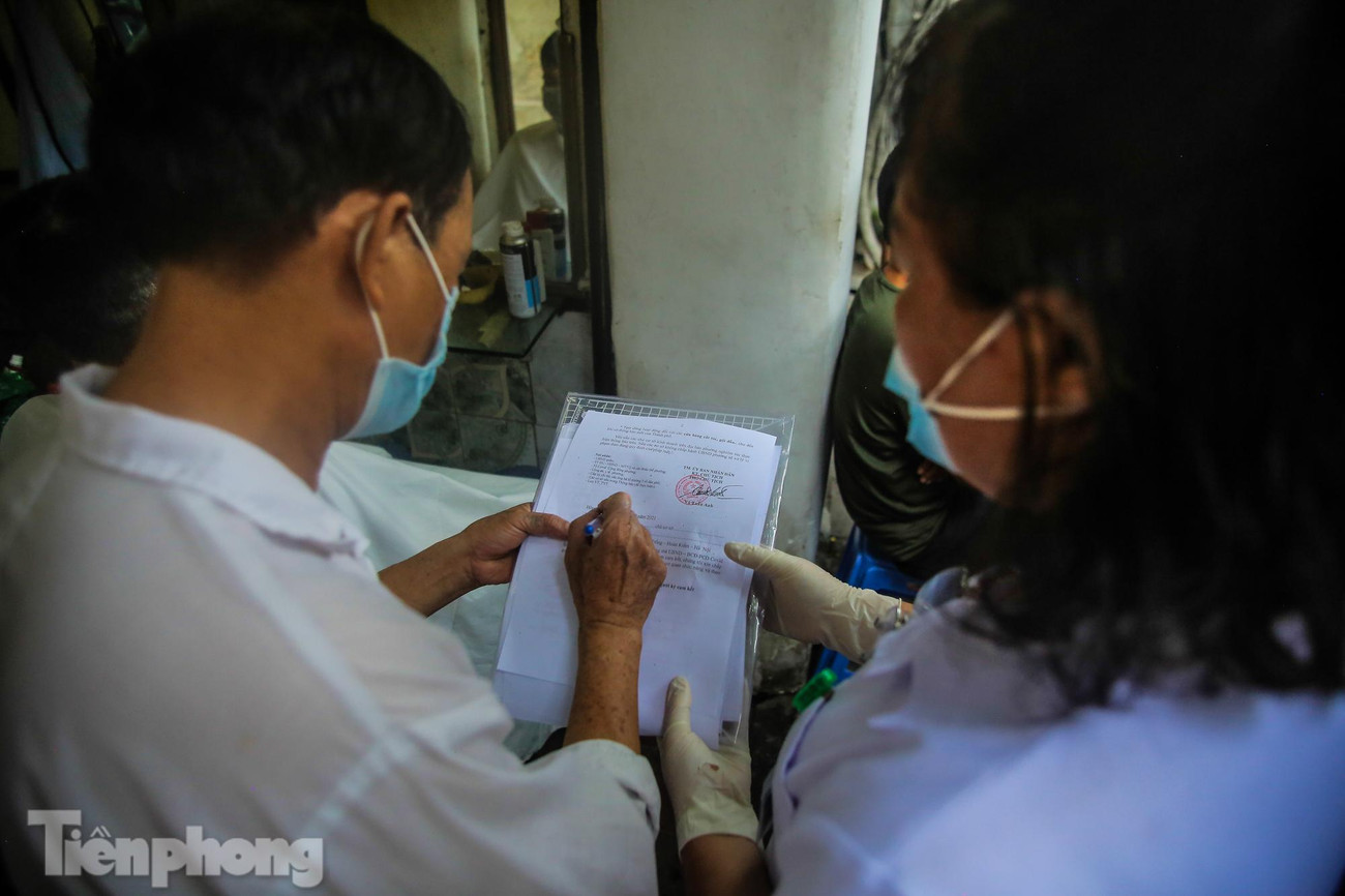 Các chủ tiệm ký cam kết thực hiện đúng quy định phòng chống dịch COVID-19.