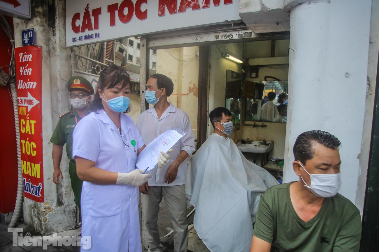 Lực lượng y tế, công an đi nhắc nhở các cửa hàng, tiệm cắt tóc.