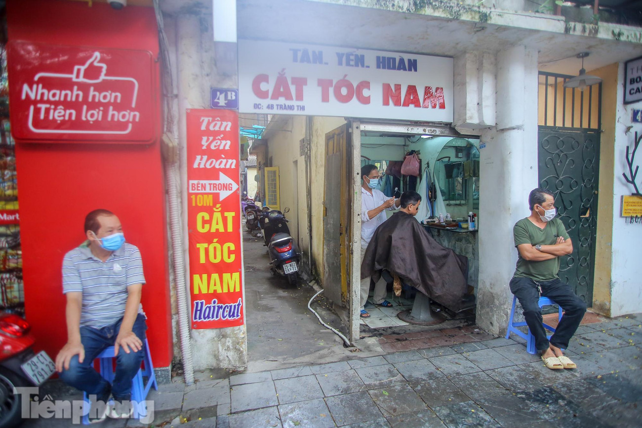 Sáng nay (25/5), lượng khách tăng đột biến ở các cửa hàng cắt tóc tại Hà Nội.