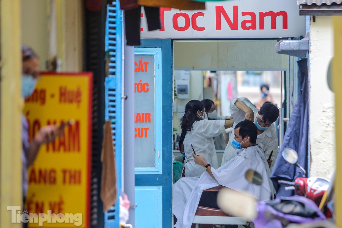 Thợ cắt tóc có một buổi sáng hoạt động hết công suất.