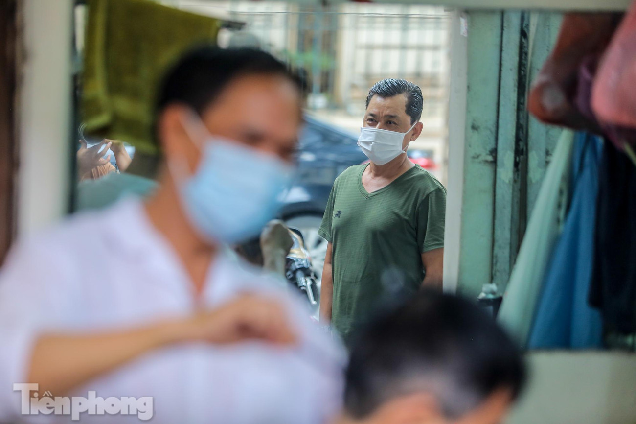 Một khách sau khi cắt nhuộm đang chờ để được gội.