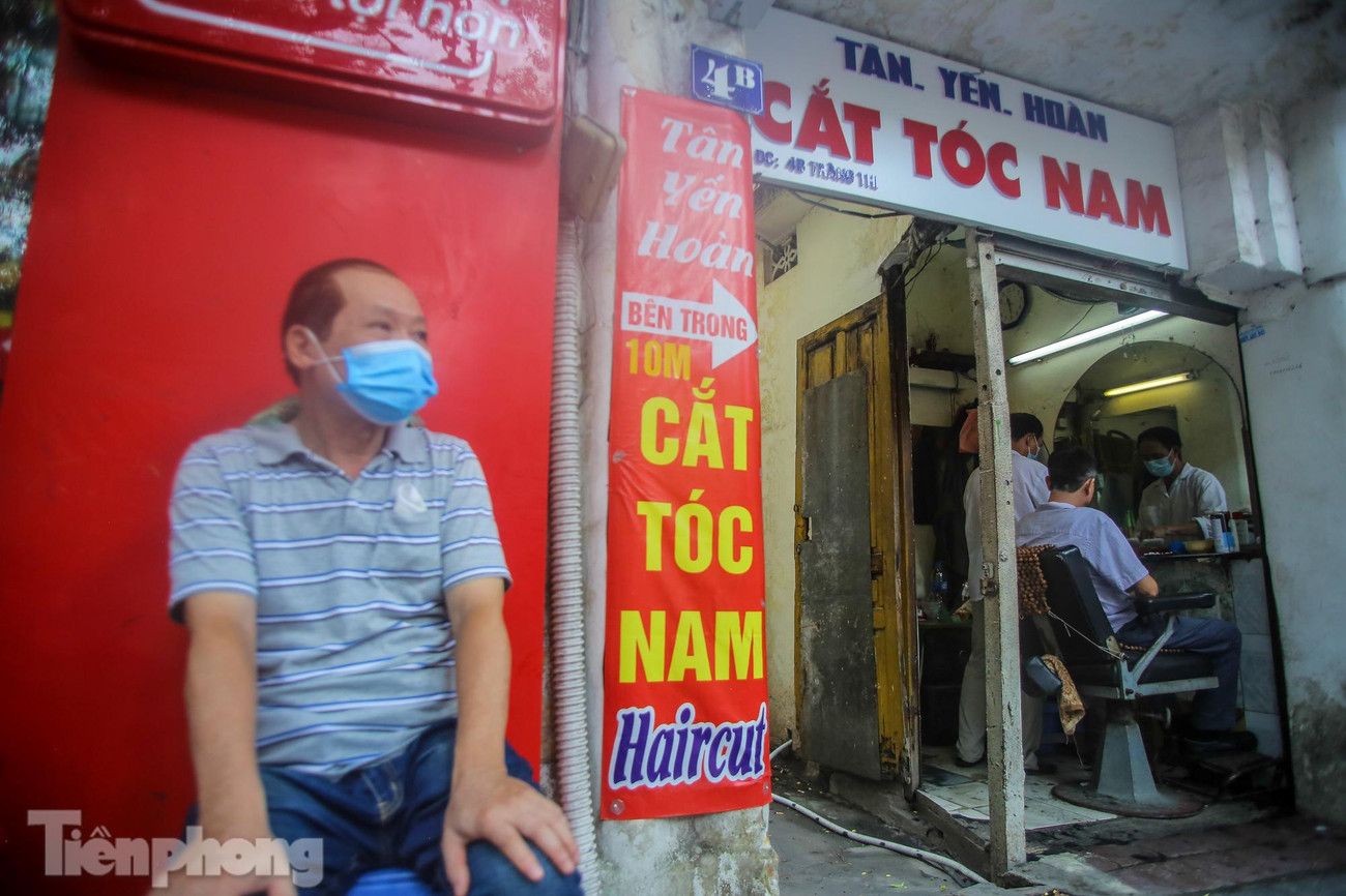 Nhiều khách phải chờ hàng tiếng đồng hồ để được đến lượt.