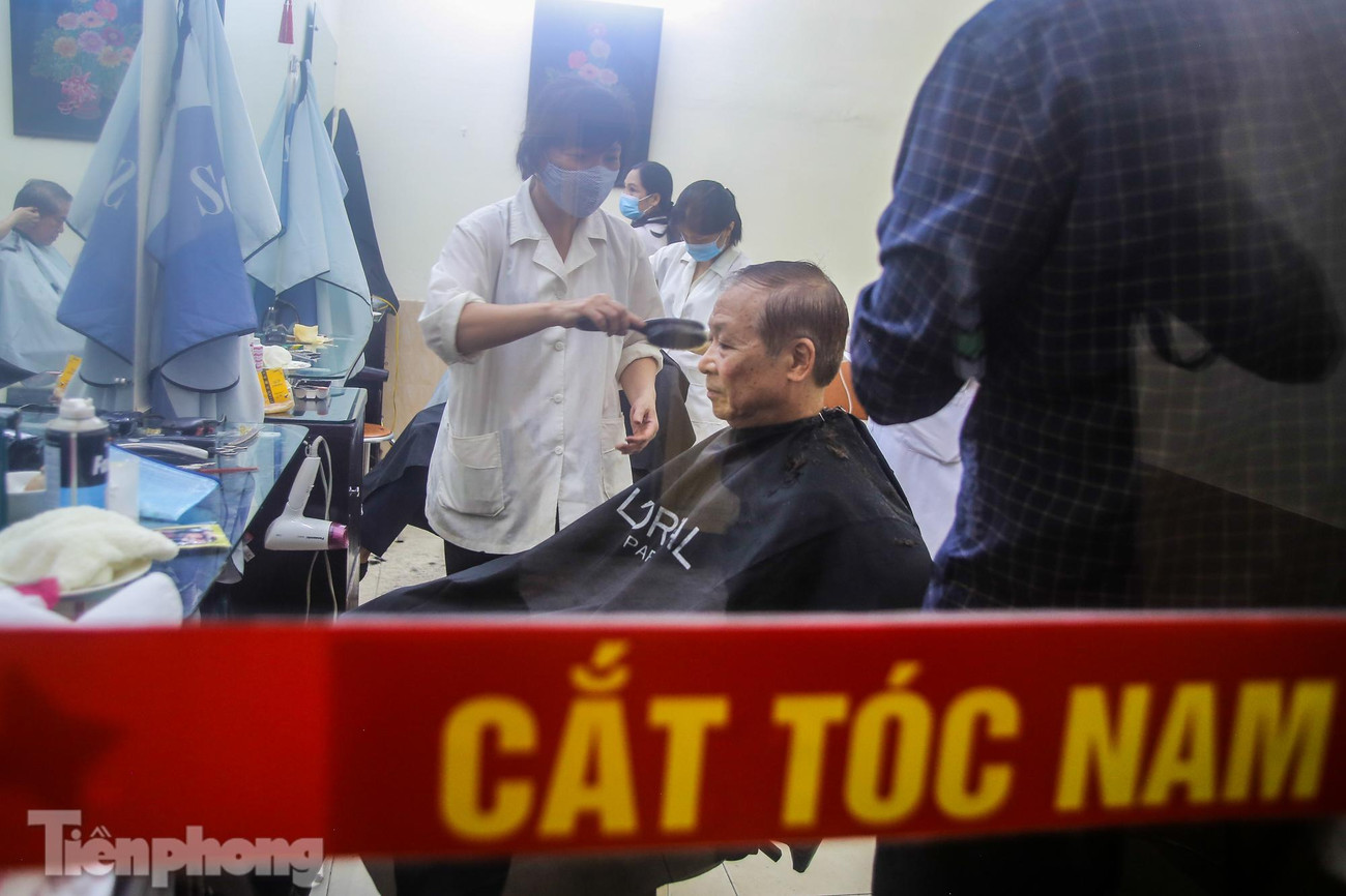 Thời gian cắt tóc cho một người khoảng 15-20 phút.