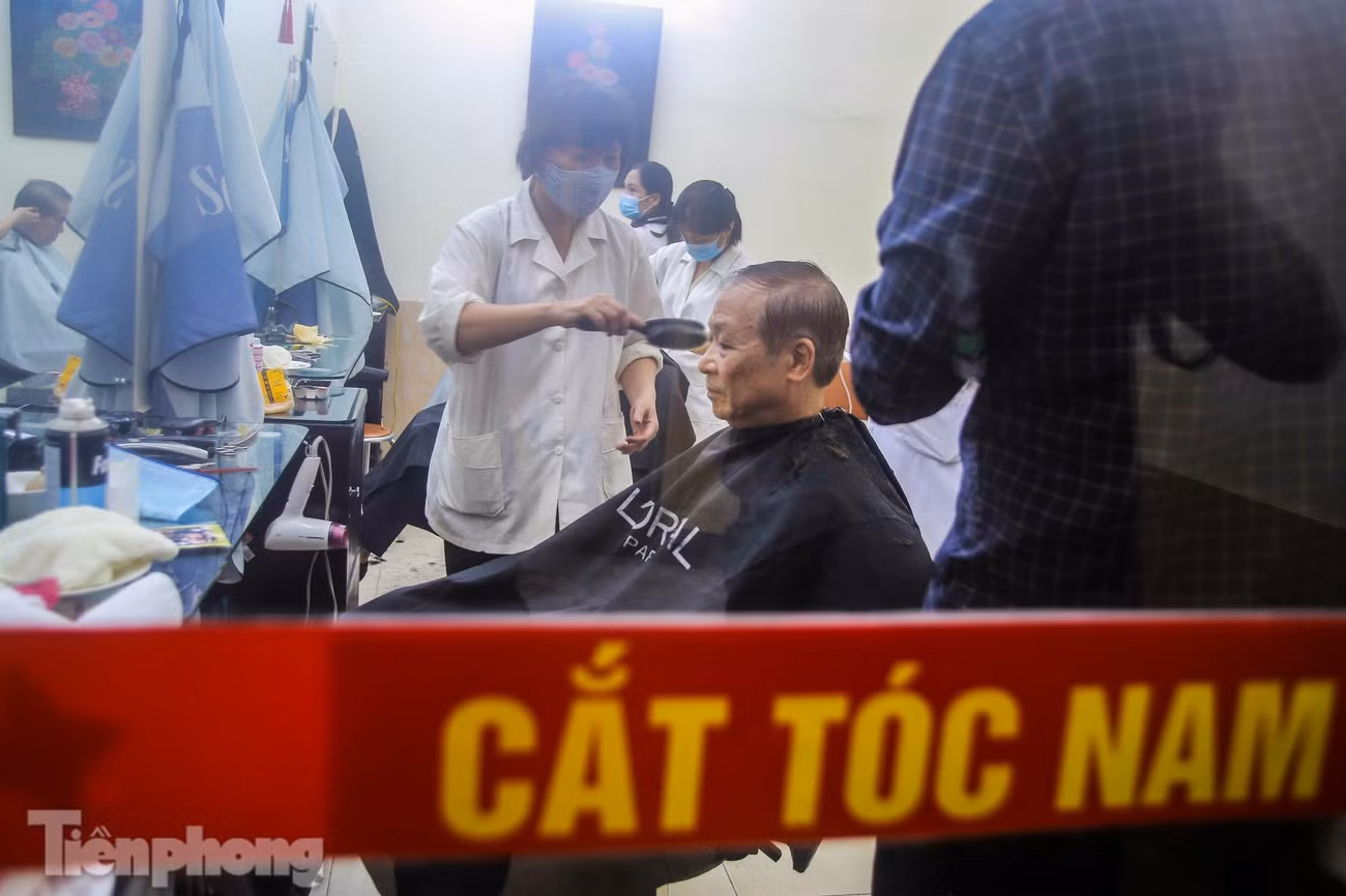 Thời gian cắt tóc cho một người khoảng 15-20 phút.