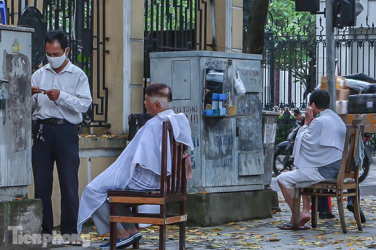 Tiệm cắt tóc vỉa hè trên phố Ngô Quyền.
