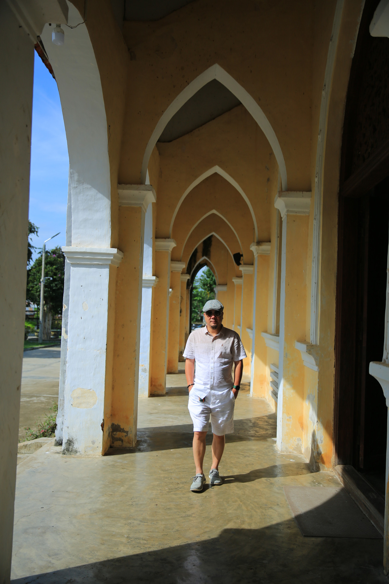 Kiểu thiết kế lãng mạn mang phong cách châu Âu là những gì mà người ta nhìn thấy bên trong nhà thờ Mằng Lăng, hệt như những công trình đặc sắc khác mà vốn dĩ trước đây bạn chỉ thấy trên tivi, báo đài. Những công trình lấy cảm hứng theo kiểu xây dựng Gothic này đã có từ trước đó rất nhiều và được UNESCO công nhận là Di sản văn hóa thế giới. Có thể bạn chưa biết kiến trúc Gothic chính là kiểu thiết kế đặc sắc đã có từ cách đây khoảng 1200 năm TCN.