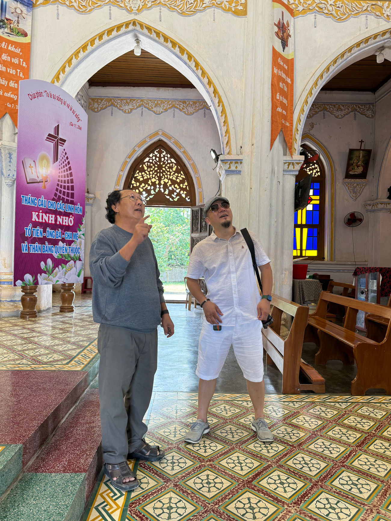 Lạc bước giữa châu Âu là điều mà người ta thường nói nhiều khi tham quan và du lịch nhà thờ Mằng Lăng. Chính giữa nhà thờ có một cây thập tự giá và hai bên nhà thờ là hai lầu chuông khác nhau. Thập tự là biểu tượng của nhà thờ trong thánh đường. Những thiết kế mở giữa 2 không gian thuộc gian chính của thánh đường cũng theo đó mà trở thành điểm nhấn ấn tượng.