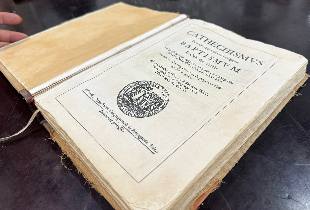Cuốn sách hiện nay đã nhuốm màu thời gian, nhưng mực in vẫn rõ ràng, được bọc ngoài bằng vải và trông không khác gì so với hàng vạn bản in tái bản sau này của cuốn sách.