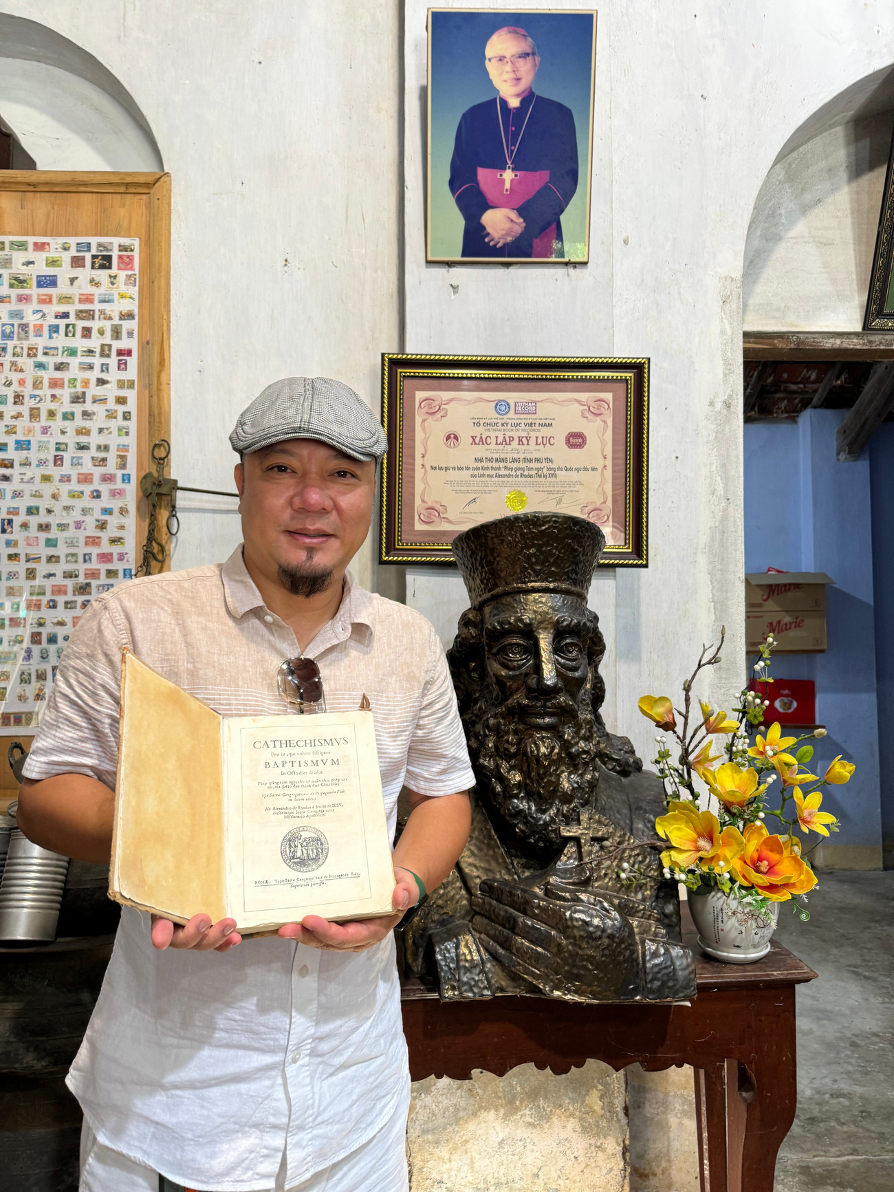 Ngoài nét đẹp cổ kính, nhà thờ Mằng Lăng còn là nơi đang lưu giữ cuốn sách in chữ quốc ngữ đầu tiên của Việt Nam. Ðến thăm nhà thờ Mằng Lăng cổ kính, tận mắt chứng kiến cuốn sách in đầu tiên bằng chữ quốc ngữ của nước ta chắc chắn mang lại nhiều điều thú vị và ý nghĩa cho du khách khi về đây tham quan.